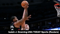 Kawhi Leonard,à gauche, contre le pivot des Denver Nuggets, Nikola Jokic, Denver, Colorado, le 16 décembre 2018. (Isaiah J. Downing-USA TODAY Sports)