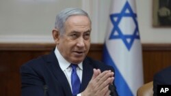 Perdana Menteri Israel Benjamin Netanyahu dalam pertemuan mingguan kabinet di kantornya di Yerusalem, Minggu, 29 Desember, 2019.