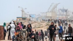 Palestinezë të zhvendosur largohen nga zona në afërsi të spitalit al-Shifa