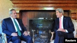 Menlu AS John Kerry (kanan) dan Menlu Yordania Nasser Judeh di rumah kediaman Duta Besar AS di Roma (9/5). 