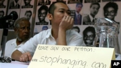 Seorang aktivis melakukan unjuk rasa menentang hukuman mati di Singapura (foto: dok).