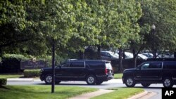 Iring-iringan mobil Presiden Donald Trump tiba di Trump National Golf Club, di Sterling, Sabtu, 23 Mei 2020. (Foto: AP)