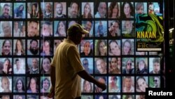 تصویری دیواری از گروگان‌ها