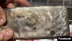 សំណាក​ថ្ម​រ៉ែ​ដែល​មាន​អត្រា​មាស ត្រូវ​បាន​ដាក់​បង្ហាញ​នៅ​ក្នុង​ពិធី​បើក​ដំណើរការ​ការ​ចម្រាញ់​មាស​លើក​ដំបូង​របស់​ក្រុមហ៊ុន Renaissance Minerals (Cambodia) Limited នៅ​តំបន់​អូរខ្វាវ ខេត្ត​មណ្ឌលគិរី ​កាល​ពី​ថ្ងៃ​ទី២១ ខែ​មិថុនា ឆ្នាំ​២០២១។ (ពី​ទំព័រ Facebook/Samdech Hun Sen) 