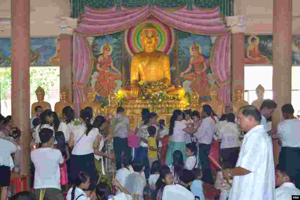 ពុទ្ធសាសនិកនៅ​ថ្ងៃ​បុណ្យ​ភ្ជុំបិណ្ឌ ក្នុង​វត្ត​មួយ​នៅ​ជាយ​ក្រុង​ភ្នំពេញ​⁠ កាល​ពី​ថ្ងៃ​អង្គារ ទី​០៩ ខែ​តុលា ឆ្នាំ​២០១៨។⁠ (ណឹម សុភ័ក្រ្តបញ្ញា/VOA)