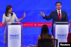 6일 미국 앨라배마대학교에서 열린 공화당 대통령 후보 경선 4차 토론회에서 니키 헤일리(왼쪽) 전 유엔대사와 론 디샌티스 플로리다 주지사가 공방하고 있다.