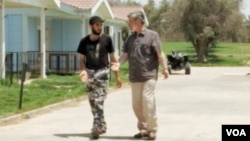 利比亚起义军指挥官阿维耶布(左)在的黎波里接受美国之音记者裴新采访