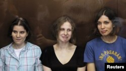 Anggota band 'Pussy Riot' (kiri ke kanan) Nadezhda Tolokonnikova, Maria Alyokhina dan Yekaterina Samutsevich saat persidangan di Moscow, Jumat (17/8).