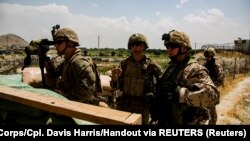 Američki marinci na jednom od ulaza na aerodrom Hamid Karzai u Kabulu