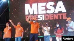 Carlos Mesa, mantan Presiden dan Capres Partai Citizen Community (CC) bersama Cawapres Gustavo Pedraza di hadapan para pendukungnya di Santa Cruz, Bolivia , 13 Oktober 2020. (REUTERS/Juan Pablo Roca)