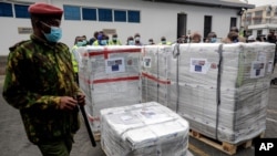 ARCHIVES - Un militaire kényan surveille un lot de 182 000 vaccins AstraZeneca provenant du gouvernement grec, à l'aéroport Jomo Kenyatta de Nairobi, le 6 août 2021.