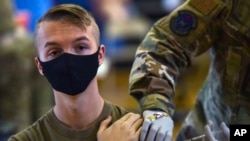 资料照片：美国国防部提供的照片显示第15医疗大队在夏威夷珍珠港-希卡姆联合基地承办大型新冠疫苗接种站。(2021年2月9日)