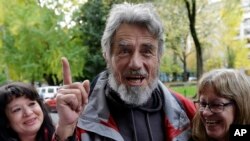 Defendant Neil Wampler speaks as he leaves federal court in Portland, Ore., Oct. 27, 2016. 
