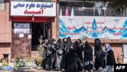 Avganistanske studentkinje okupljaju se ispred Omid instituta zdravstvenih nauka u Kabulu, 3. decembra 2024. 