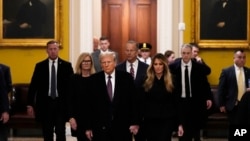 Mokonzi alongi maponami Donald Trump (yambo mpe liboso) na molangani wa ye Melania bazali kotambola elongo na mokambi ya ngambo eleki na bakeli mibeko (ba républicains) John Thune na Sénat, Capitol, 8 sanza ya yambo 2025. (AP Photo/Steve Helber)