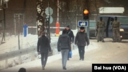 爱沙尼亚媒体公布的2月10日与俄罗斯间谍交换画面，在爱沙尼亚一侧拍摄。（美国之音白桦）