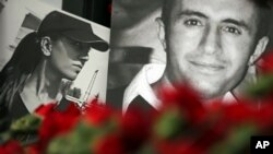 Foto korban dan bunga untuk mengenang para korban diletakkan di depan lokasi penembakan di malam Tahun Baru, kelab malam Reina, di Istanbul, 3 Januari 2017. (AP Photo/Emrah Gurel)