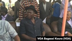 Le maire de Moundou, 2e ville du pays assis sous un hangar lors d’un meeting de campagne à la place Fest Africa, N’djamena, 6 avril 2016 