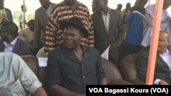 Le maire de Moundou, 2e ville du pays assis sous un hangar lors d’un meeting de campagne à la place Fest Africa, N’djamena, 6 avril 2016 