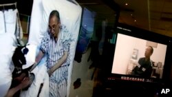 视频截图显示，被确诊肝癌晚期的中国诺贝尔和平奖获得者刘晓波在医院病床上接受治疗。（美联社图片）