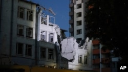 Bangunan yang dirusak oleh drone yang ditembak jatuh saat Rusia melakukan serangan semalam, di Kyiv, Ukraina, Kamis, 1 Juni 2023. (Foto: AP)