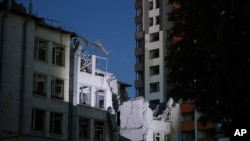 1일 우크라이나 수도 크이우(러시아명 키예프) 시내 건물이 크게 파손돼 있다. 밤 사이 러시아군의 공습 과정에서 격추된 드론(무인항공기) 낙하물과 파편 때문이다. 