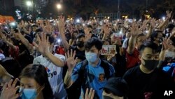 ក្រុម​អ្នក​គាំទ្រ​បាល់​ទាត់​ ហើយ​គាំទ្រ​​លទ្ធិ​ប្រជាធិបតេយ្យ ប្រមូល​ផ្ដុំ​គ្នា​និង​ច្រៀង​ចម្រៀង​នៅ​ឧទ្យាន Victoria កាល​ពី​ថ្ងៃ​ទី​១៨ កញ្ញា ២០១៩។