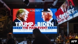 미국 워싱턴의 '월터스 스포츠 바' TV화면에 29일 오하이오주 클리브랜드에서 열린 공화당의 도널드 트럼프 대통령과 민주당의 조 바이든 전 부통령의 첫 대선 토론이 방영되고 있다. 