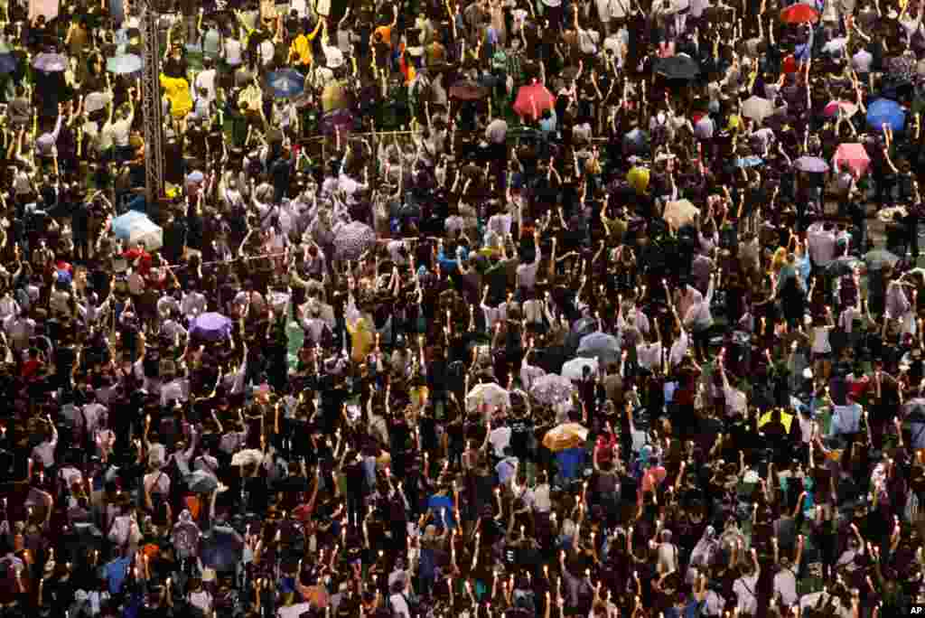 Puluhan ribu orang berpartisipasi dalam upacara peringatan tragedi Tiananmen di Victoria Park, Hong Kong (4/6). (AP/Kin Cheung)